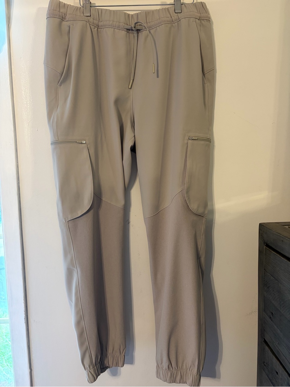 Lululemon Size 12 Relaxed Mid-Rise Cargo Travel Gorpcore Utility Pant in EUC